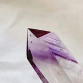 Amethyst-Kristall - Symbol für Spiritualität, Intuition und innere Führung Nahaufnahme eines violetten Amethyst-Kristalls - Symbol für Spiritualität, Intuition und innere Klarheit auf dem Weg zur Lebensaufgabe