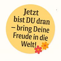 Gelber runder Sticker mit dem Text „Jetzt bist DU dran – bring Deine Freude in die Welt!“ und zwei Blümchen – Aufruf zur Blogparade über die Freude