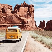 Kleinbus auf Reisen in Richtung Felslandschaft