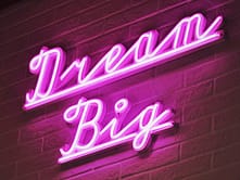 Pinker Neon-Schriftzug Dream Big