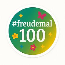 Sticker Blogparade #100malFreude – Aufruf zur Lebensfreude Runder Sticker mit der Aufschrift #freudemal100, bunten Blüten, Sternchen und Schmetterling auf grünem Verlauf – Symbol der Blogparade zur Freude und Lebensfreude