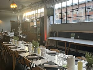 Location des Team-Koch-Events bei Ketao Raum mit gedeckten Tischen und Stühlen während des Team-Koch-Events bei Ketao