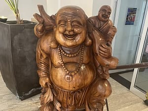Lachender Buddha im Kloster Buddhas Weg Lachender Buddha im Inneren des Klosters Buddhas Weg, symbolisch für Freude und Gelassenheit