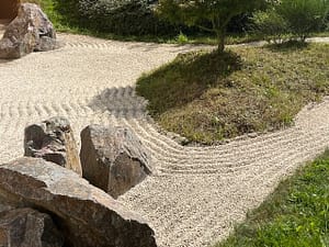 Blick auf den Zen-Garten des Klosters Buddhas Weg, ein Ort der Achtsamkeit und inneren Einkehr