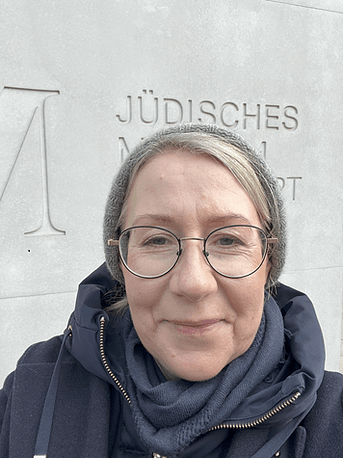 Jana Engel vor dem Jüdischen Museum Frankfurt – im Hintergrund die Wand mit der Aufschrift ‚Jüdisches Museum‘