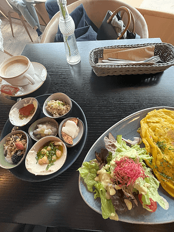 Israelisches Frühstück im Life Deli – Teller mit Hummus, Kichererbsen, Aubergine, Couscous und weiteren traditionellen Speisen
