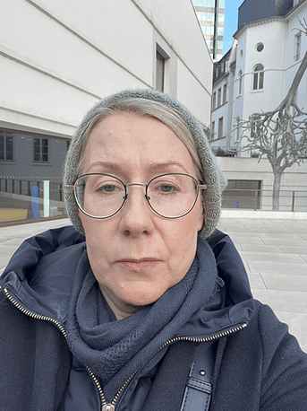 Jana Engel nach dem Museumsbesuch vor dem Eingang des Jüdischen Museums Frankfurt – nachdenklich und sichtlich bewegt