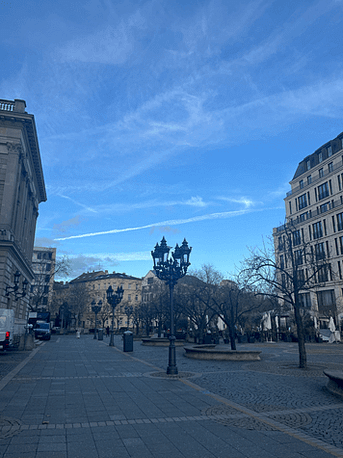 Strahlend blauer Himmel mit leichten weißen Wolken – aufgenommen auf dem Nachhauseweg vom Jüdischen Museum, ein Hauch von Frühling liegt in der Luft