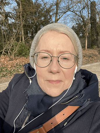 Ich beim Spaziergang im Grüneburgpark – endlich wieder draußen in der Natur