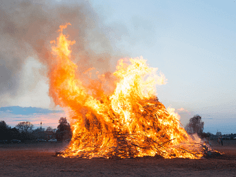 Hoch loderndes Beltane-Feuer in der Nacht – Sinnbild für Reinigung, Entfesselung und Lebensenergie