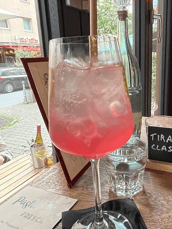 Lecker erfrischender pinker Sarti Sprizz im Juni 2025