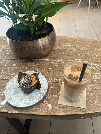 Iced Cappuccino mit Muffin - stiller Moment der Freude im Juni 2025