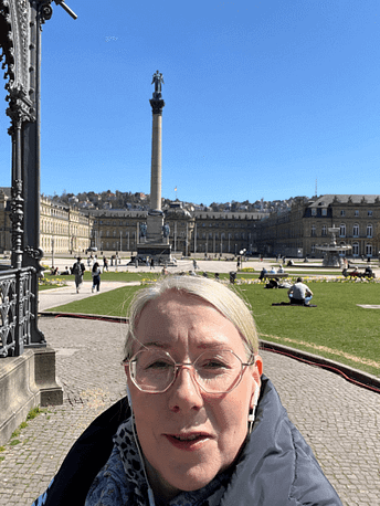 Porträt von mir auf dem Schlossplatz in Stuttgart bei sonnigem Wetter