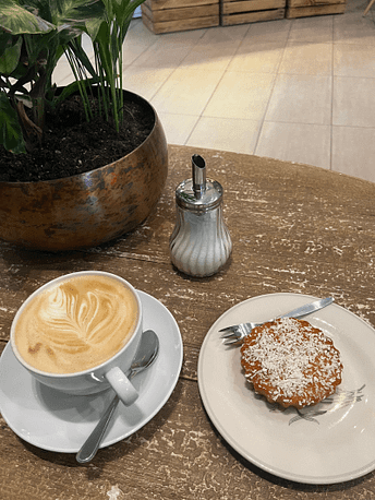 Kaffee und Kuchen in Matilda’s Kitchen, meinem Lieblingsbistro im April 2025