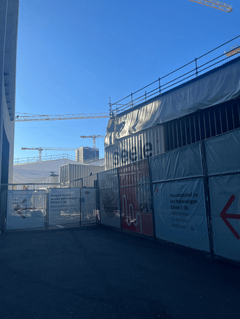 Baustelle mit Aufschrift „seele“ am Bahnhof Stuttgart vor blauem Himmel