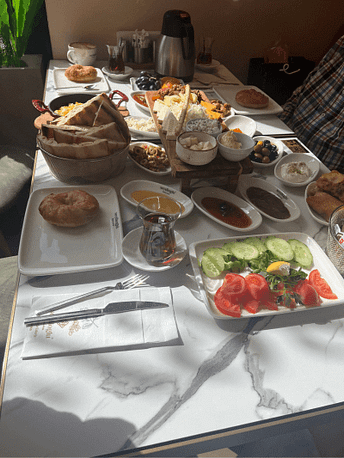 Türkisches Frühstück mit reich gedecktem Tisch in einem Café in Wiesbaden im April 2025