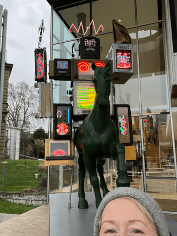 Jana Engel Seelenguide vor dem Museum für Kommunikation in Frankfurt - auf zu mehr Austausch und Verbindung