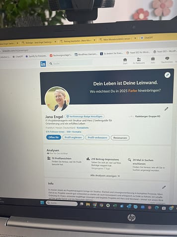 Ausschnitt meines LinkedIn-Profils auf dem Laptop-Bildschirm – ein weiterer Schritt in meiner Sichtbarkeit in 2025