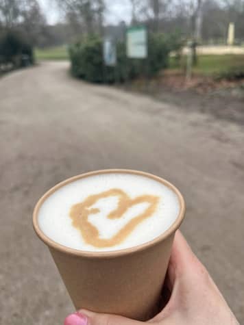 Kaffeebecher mit Herz im Schaum