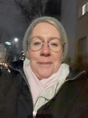 Jana Engel abends auf dem Weg zum Zumba - 12.02.2025 Jana Engel abends im Dunkeln auf dem Weg zum Zumba