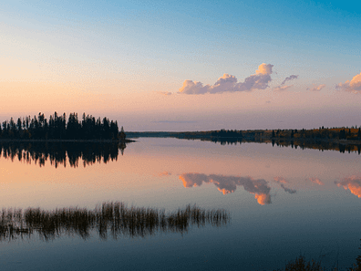 Ruhiger See mit klarer Spiegelung bei Sonnenuntergang - Sinnbild für Tiefe, Raum und inneres Sortieren
