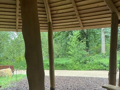 Ausblick aus einem Holzhäuschen im Botanischen Garten Blick aus einem kleinen Holzhäuschen im Botanischen Garten Frankfurt ins Grüne – symbolisch für mein Spannungsfeld zwischen Aktivsein und Rückzug in 2024