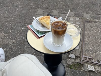 Kaffee und Kuchen – Genussmoment 2024 Kleiner Tisch mit Kaffee und Kuchen, symbolisch für die Lektion 2024: Weniger ist mehr und es gilt, das Leben zu genießen