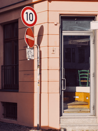 Spiegelung in einem Fenster mit Stuhl – Zwischenräume des Alltags als Orte stiller Spiritualität