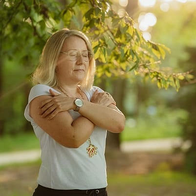 Jana Engel – AKASHA-Chronik & der Moment innerer Wahrheit Jana Engel - Seelenguide, sich selbst umarmend in der Natur – ein Symbol dafür, wie die AKASHA-Chronik und eine Lesung darin Dir einen Moment tiefer Verbindung zur eigenen Wahrheit schenken können.
