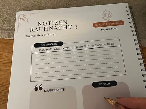 Notizzettel aus dem Rauhnachtsworkbook zur 3. Rauhnacht mit einem Stift und einem leeren Feld für den Wunsch