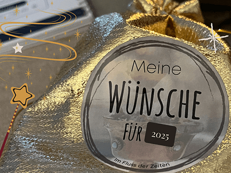 Die goldene Wunschtüte mit handgeschriebenen Zetteln, die ich als Teil meines 13-Wünsche-Rituals nutze