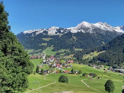 Ein schöner Moment: Blick ins Tal und auf Berge