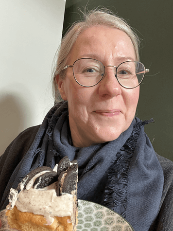 Jana Engel genießt einen Moment der Pause nach der Fertigstellung des Imbolc-Workbooks – ein Augenblick der Freude und des Neubeginns