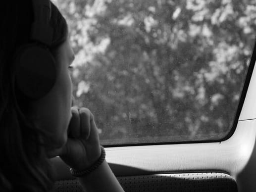 Nachdenkliche Frau schaut aus dem Autofenster – Symbol für persönliche Reflexion über das Thema Würde. Nachdenkliche Frau schaut aus dem Autofenster – Symbol für persönliche Reflexion über das Thema Würde