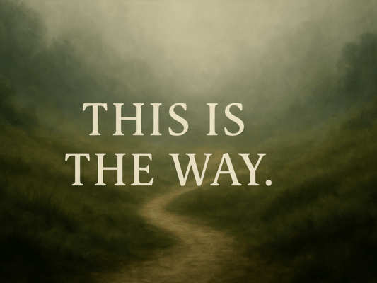 Archetypisches Mandalorian-Zitat auf einem nebligen Pfad: „This is the Way.“ – Sinnbild für Vertrauen in den inneren Weg