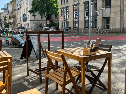 Caféblick inFrankfurt - Alltagsszene Mai 2025