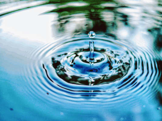 Wellenkreise im Wasser - kleine Äußerungen entfalten weite Wirkung