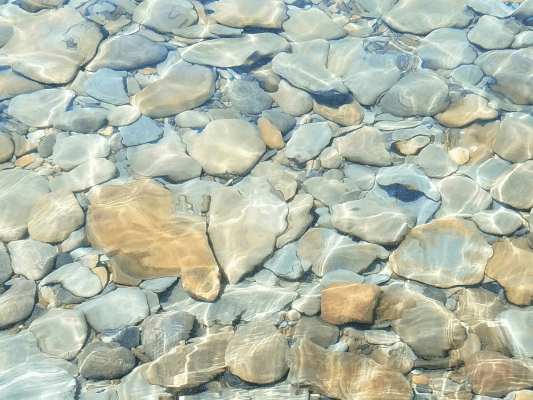Steine unter klarem Wasser - Symbol für Klarheit Glatte Steine unter klarem Wasser - Symbol für innere Sortierung, Klarheit und ruhige Gedanken