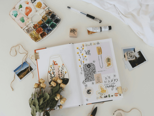 Offenes Journal mit Collage, Stiften und kleinen Objekten - Einladung zum kreativen Erkunden der eigenen Lebensaufgabe Offenes Journal mit Collage, Stiften und kleinen Objekten - Einladung zum kreativen Erkunden der eigenen Lebensaufgabe