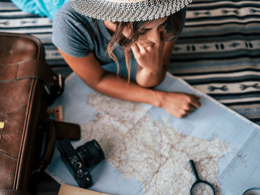 Frau schaut auf Landkarte - Symbol für Klarheit und Orientierung auf dem Weg zur Lebensaufgabe Frau schaut auf Landkarte - Symbol für Klarheit und Orientierung auf dem Weg zur Lebensaufgabe