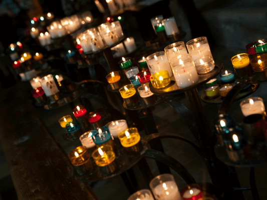 Zahlreiche Kerzen auf Ständern - jedes Licht zählt, jede Stimme auch Zahlreiche Kerzen auf Ständern - jedes Licht zählt, jede Stimme auch