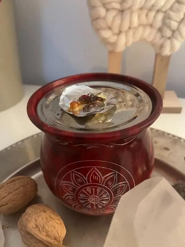 Räucherstövchen auf Rauhnächte-Altar mit Bergkristall und Nüssen Rituale in den Rauhnächten - Ein Räucherstövchen mit Altarobjekten wie Bergkristall und Nüsse