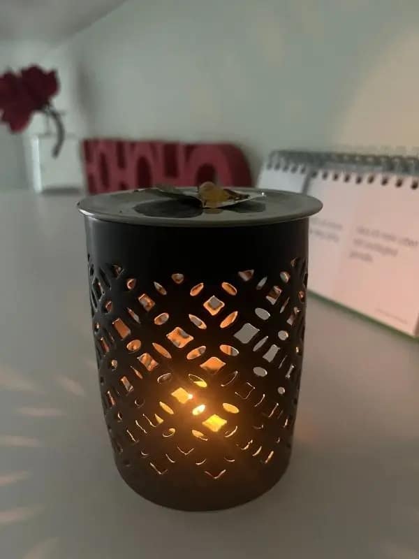 Schwarzes Räucherstövchen im Wohnzimmer Schwarzes Räucherstövchen mit Räucherkräutern - Rituale für die Rauhnächte