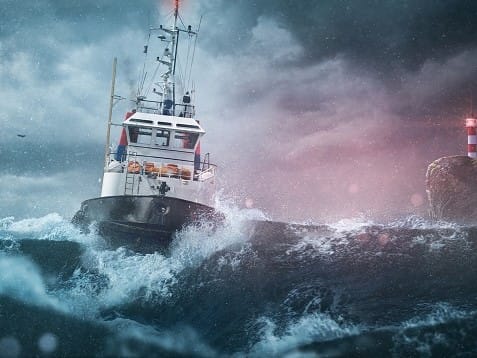 Schiff im Sturm vor Leuchtturm