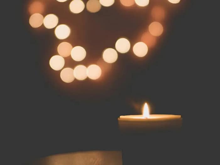 Kerzenlicht - Ritualenergie für die 13 Wünsche Kerzenlicht mit goldenem Bokeh - Symbol für das 13-Wünsche-Ritual der Rauhnächte in Verbindung mit dem Human Design