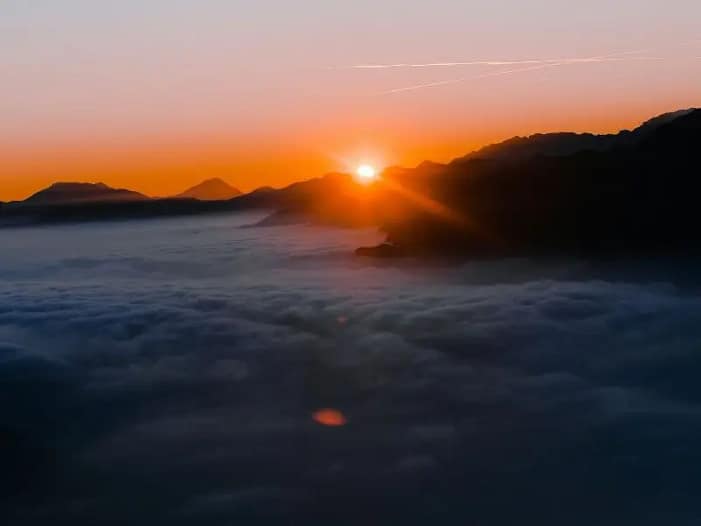 Sonnenaufgang über dem Feld - Weite und Bewusstsein Sonnenaufgang über einem Wolkenmeer - Symbol für Weite, Rückverbindung und das Feld der AKASHA-Chronik