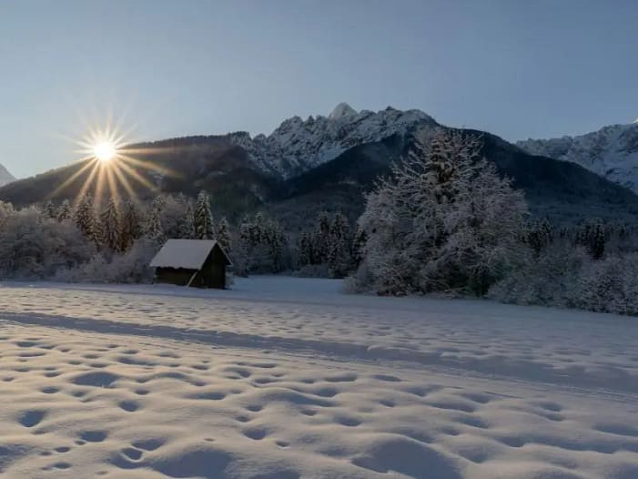 Claim Bedeutung - Sonnenaufgang über Winterlandschaft Sonnenaufgang im Winter als Symbol für die Bedeutung eines tiefen, authentischen Claims