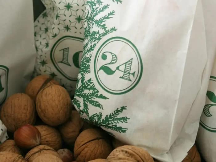 Adventskalender mit Nüssen Adventskalender mit Tütchen und Walnüssen - Symbol für den Beginn der Rauhnächte am 24. Dezember