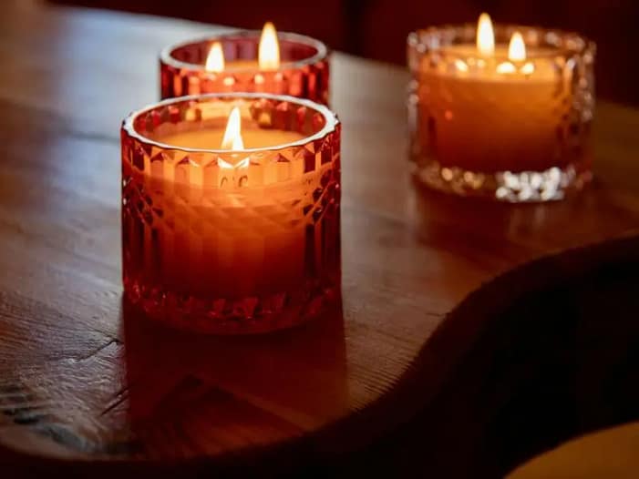 Die drei Haupt-Rauhnächte im Licht Drei brennende Kerzen im Glas - Symbolbild für die drei Haupt-Rauhnächte