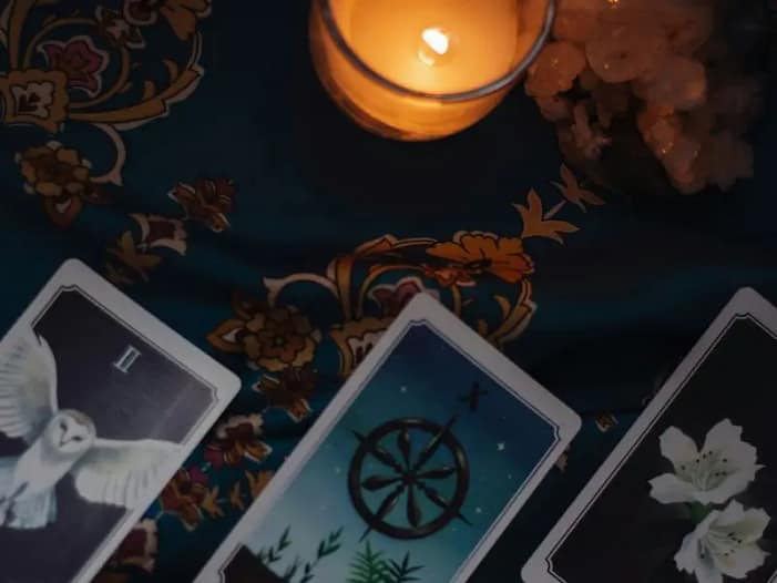 Orakelkarten & Kristalle in den Rauhnächten Tarotkarten, Kerze und Kristalle - spirituelle Begleiter für die Rituale der Rauhnächte